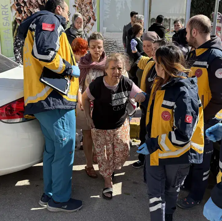 Apartmanda 6 Kişi Mahsur Kaldı: "Çatıya Ulaşsaydı Kurtuluş Yoktu" 15